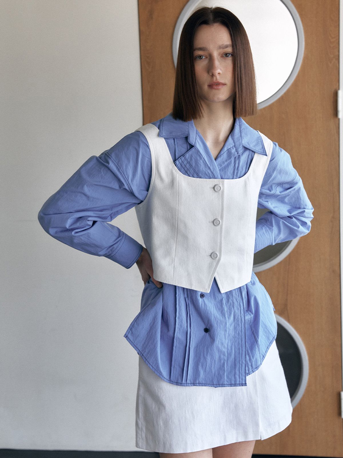 오더먼트 바이 보카바카(OTHEMENT BY VOCAVACA) OTHEMENT Square Neck Three Button Vest VC2512VT201M_2color