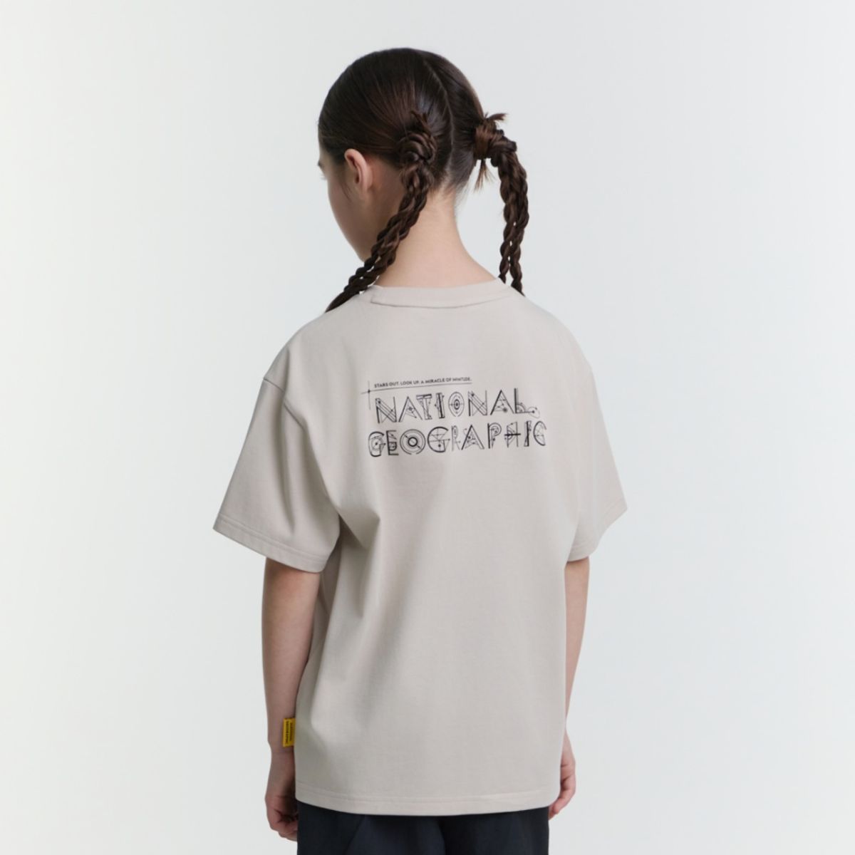 내셔널지오그래픽 키즈(NATIONAL GEOGRAPHIC KIDS) K252UTS990 변형로고 백그래픽 반팔 BEIGE