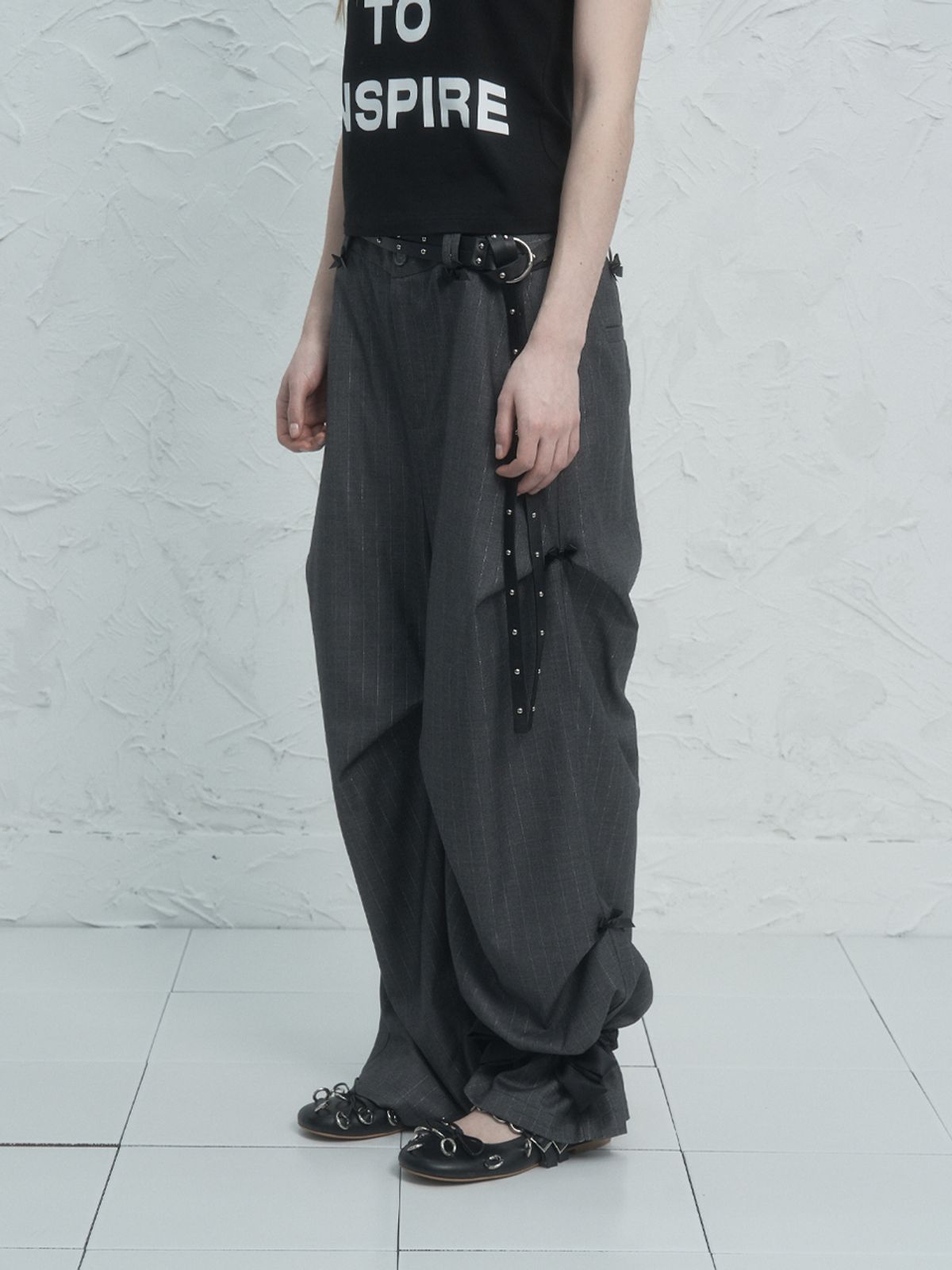셋업이엑스이(SETUP-EXE) RIBBON STRIPE SLACKS / CHARCOAL