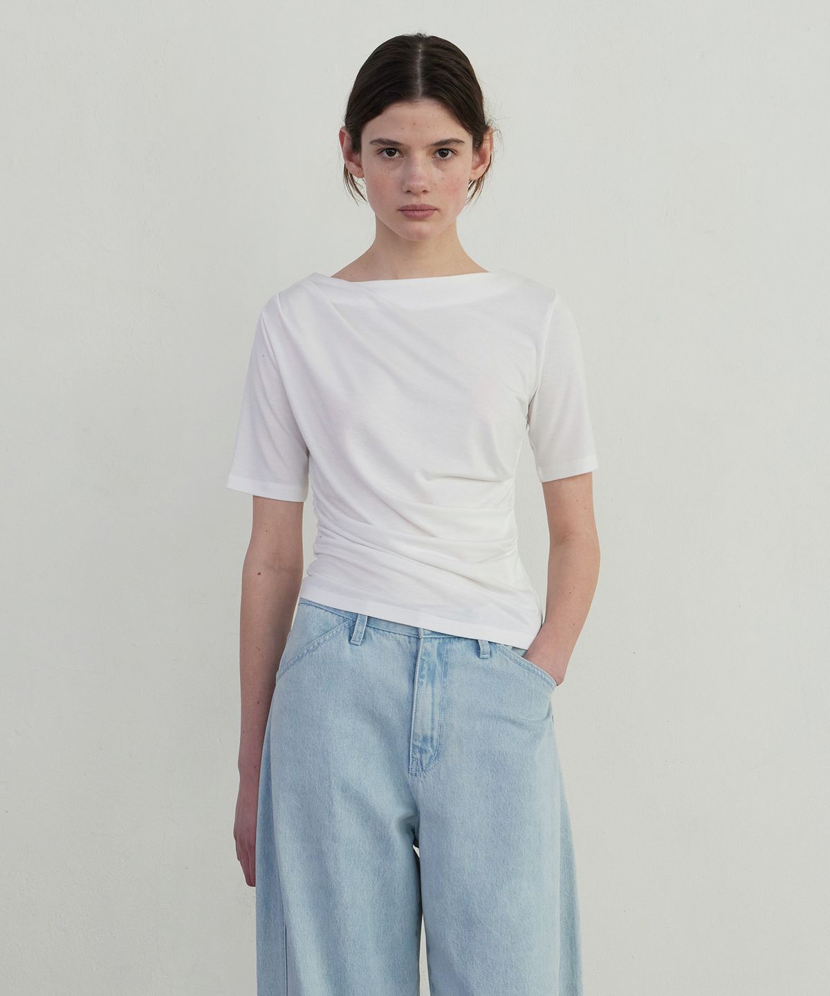 노티아(NOTIA) UNBALANCE DRAPE HALF T-SHIRT - IVORY