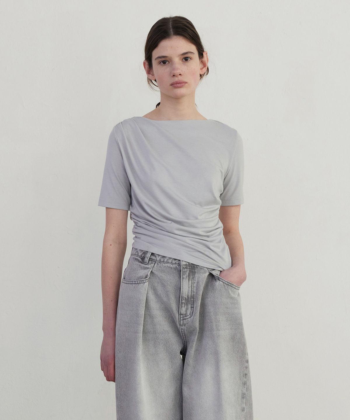 노티아(NOTIA) UNBALANCE DRAPE HALF T-SHIRT - GRAY