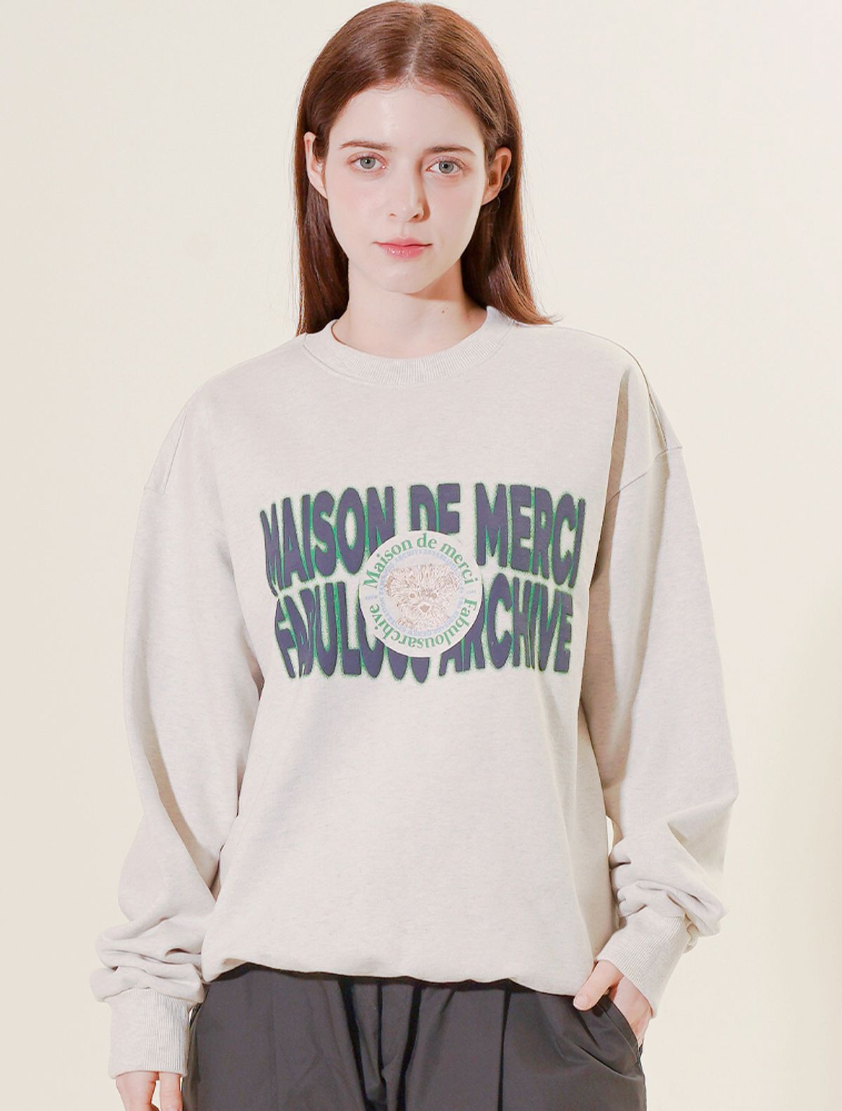 라 메종 스튜디오(LA MAISON STUDIO) UNISEX 베어프렌즈 빅로고 레귤러핏 맨투맨 오트밀(FCF1TS325M)