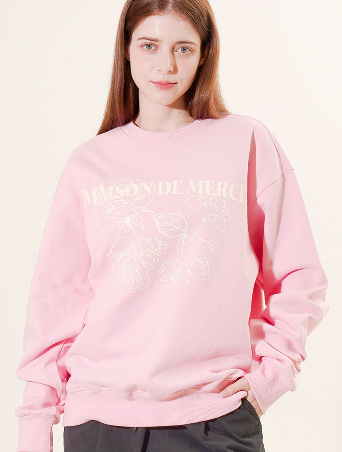 라 메종 스튜디오(LA MAISON STUDIO) UNISEX 로즈 엠보 블러 레귤러핏 맨투맨 핑크(FCF1TS328M)