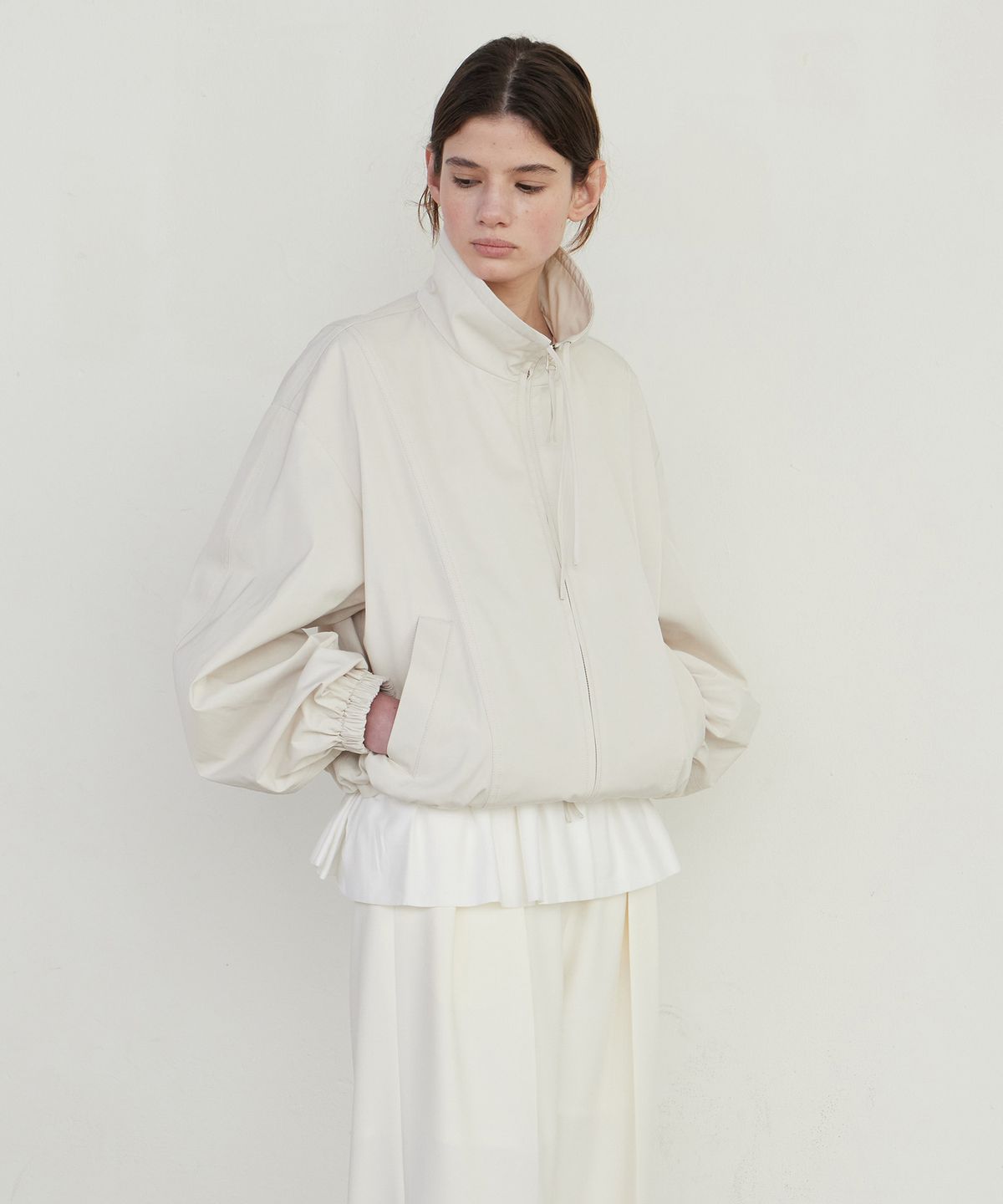 노티아(NOTIA) TWO-WAY HIGH NECK STRAP BLOUSON - CREAM
