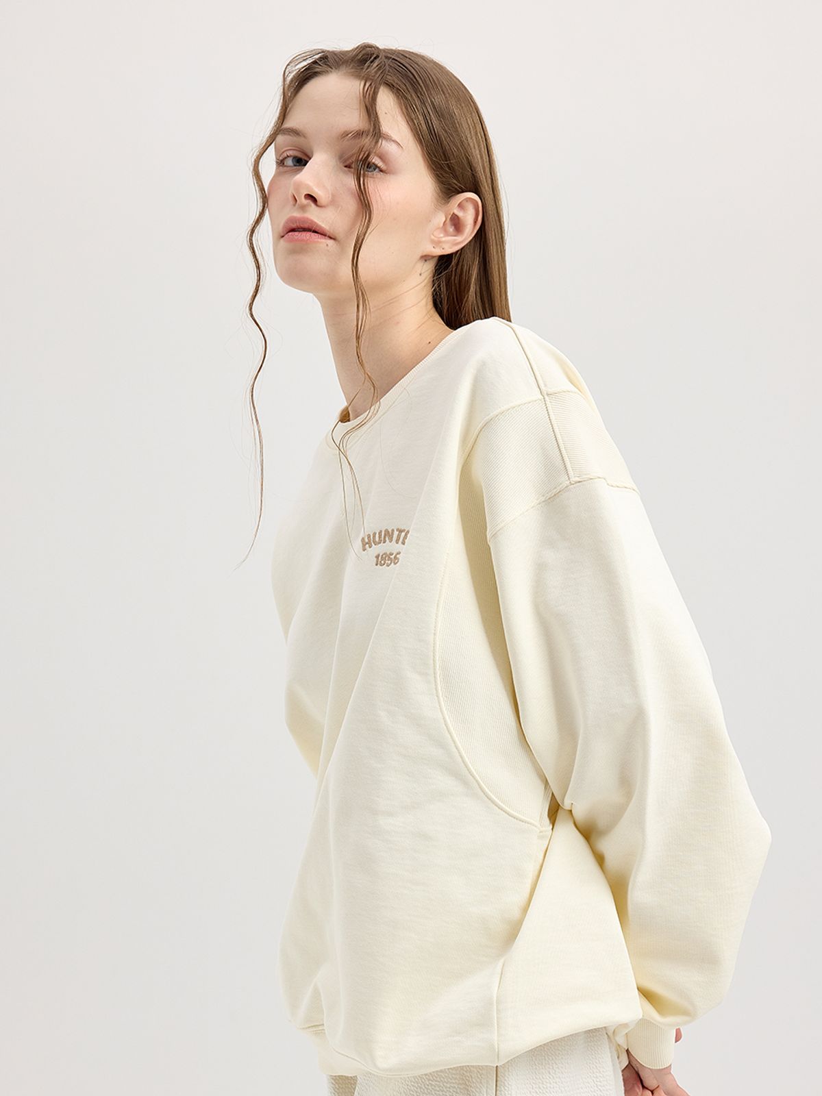 헌터(HUNTER) [UNISEX] 1865 로고 밴딩 스웨트셔츠 - 아이보리 HCW0001AMZIVO