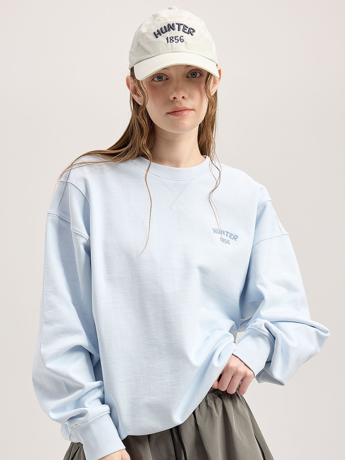 헌터(HUNTER) [UNISEX] 1865 로고 밴딩 스웨트셔츠 - 스카이블루 HCW0001AMZSBL