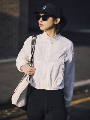 여성) 무브 경량 하이넥 크롭 바람막이_PHF2JJ2760