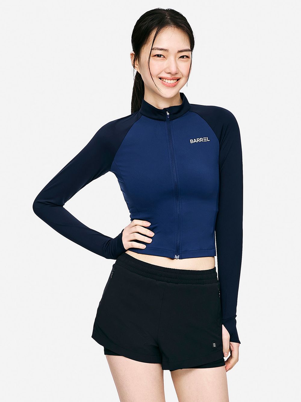 우먼 에센셜 배색 크롭 집업 래쉬가드 네이비 (B5SWWCZ002NAV)