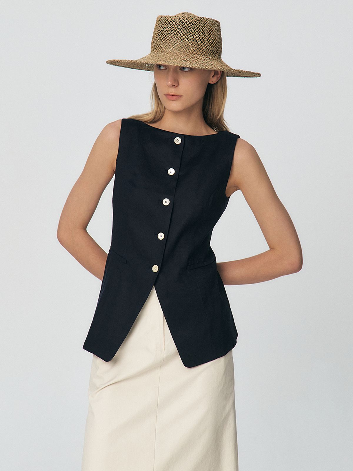 쿠메(KUMÉ) Linen Boat-neck Vest, Navy