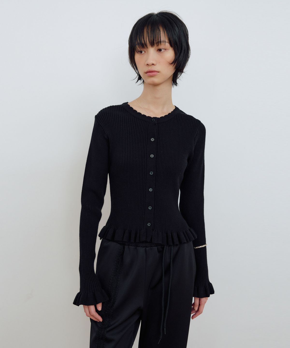 마조네(MA JOURNEE) FRILL RIBBED CARDIGAN_BLACK