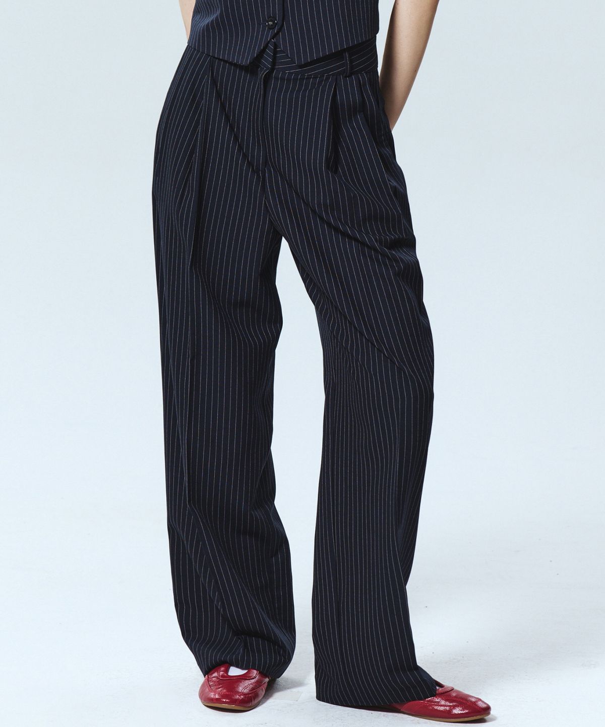 닉앤니콜(NICK&NICOLE) TAILORED STRIPE PINTUCK SLACKS_NAVY