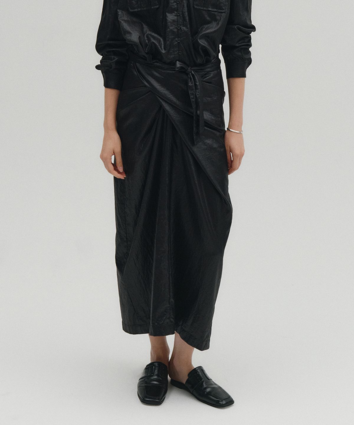 솔티페블(SALTY PEBBLE) GLOSSY WRAP SKIRT [BLACK]