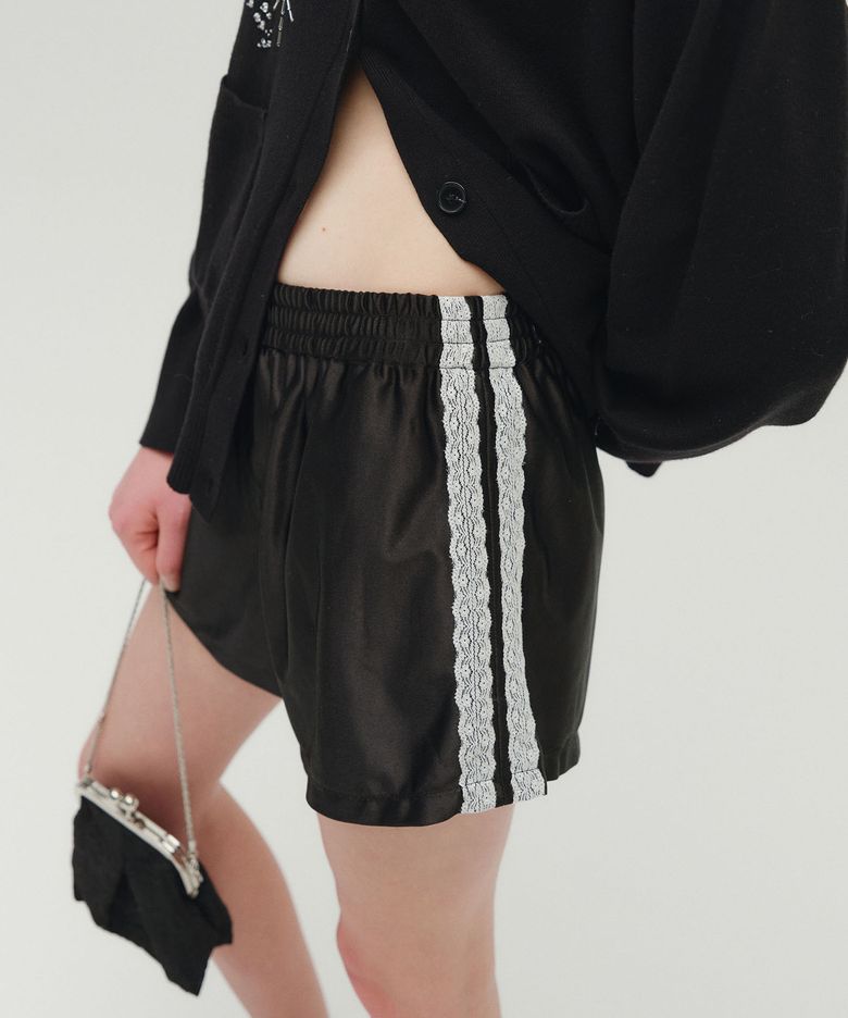 GLOSSY LACE SHORTS [BLACK]
