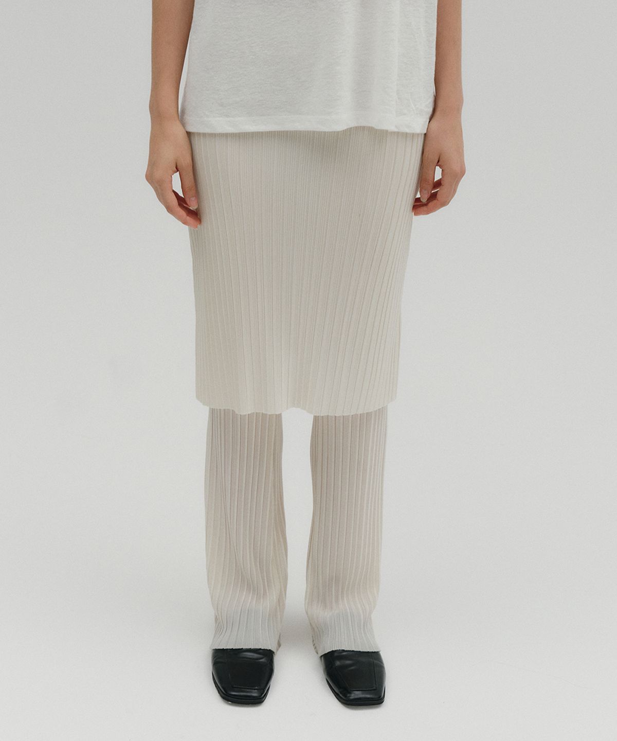 솔티페블(SALTY PEBBLE) SATIN PLEATS SKIRT PANTS [IVORY]