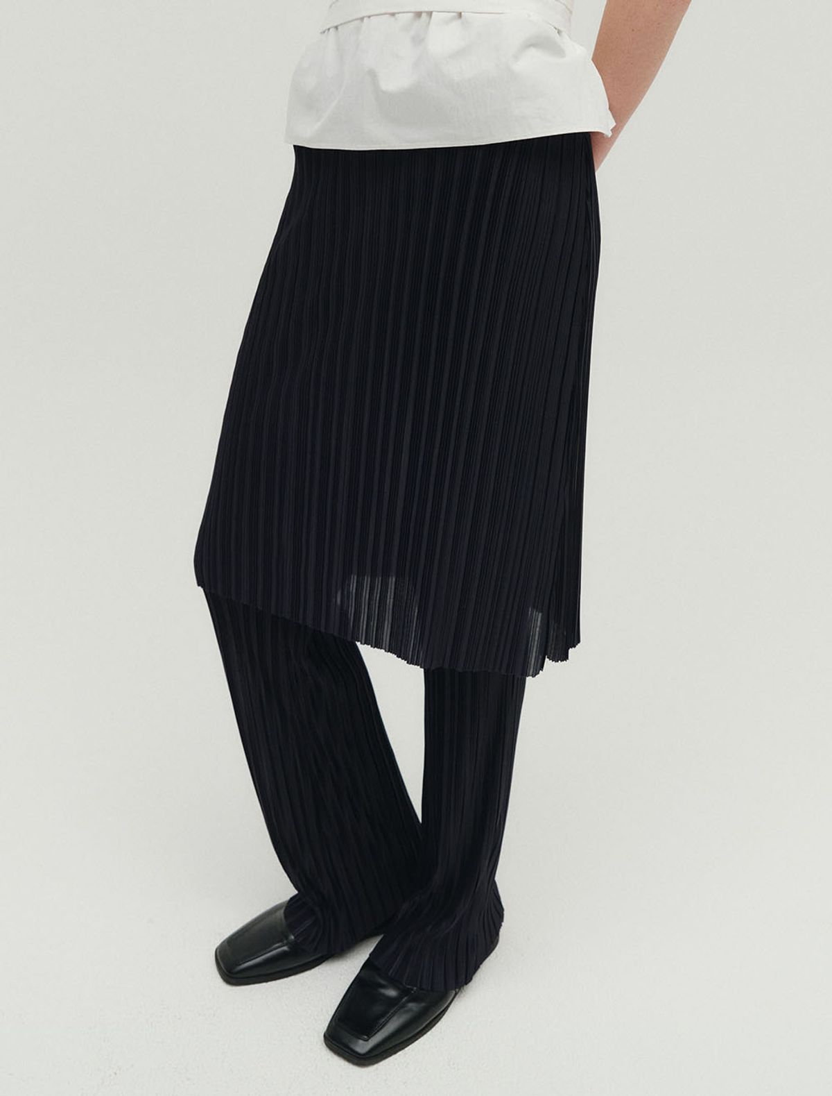 솔티페블(SALTY PEBBLE) SATIN PLEATS SKIRT PANTS [NAVY]