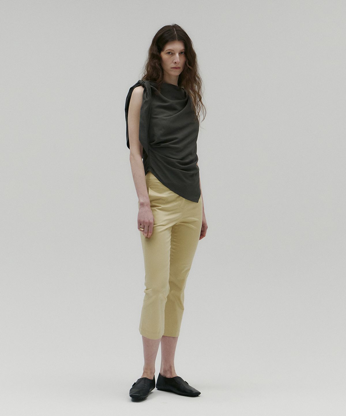 솔티페블(SALTY PEBBLE) LINEN DRAPING TIED BLOUSE [DARK GREY]