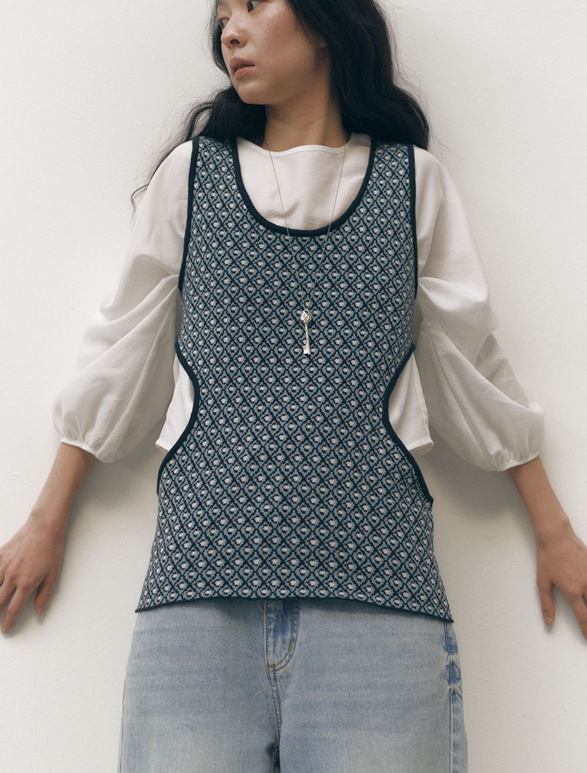 솔티페블(SALTY PEBBLE) JACQUARD CUT OUT KNIT VEST [BLUE]