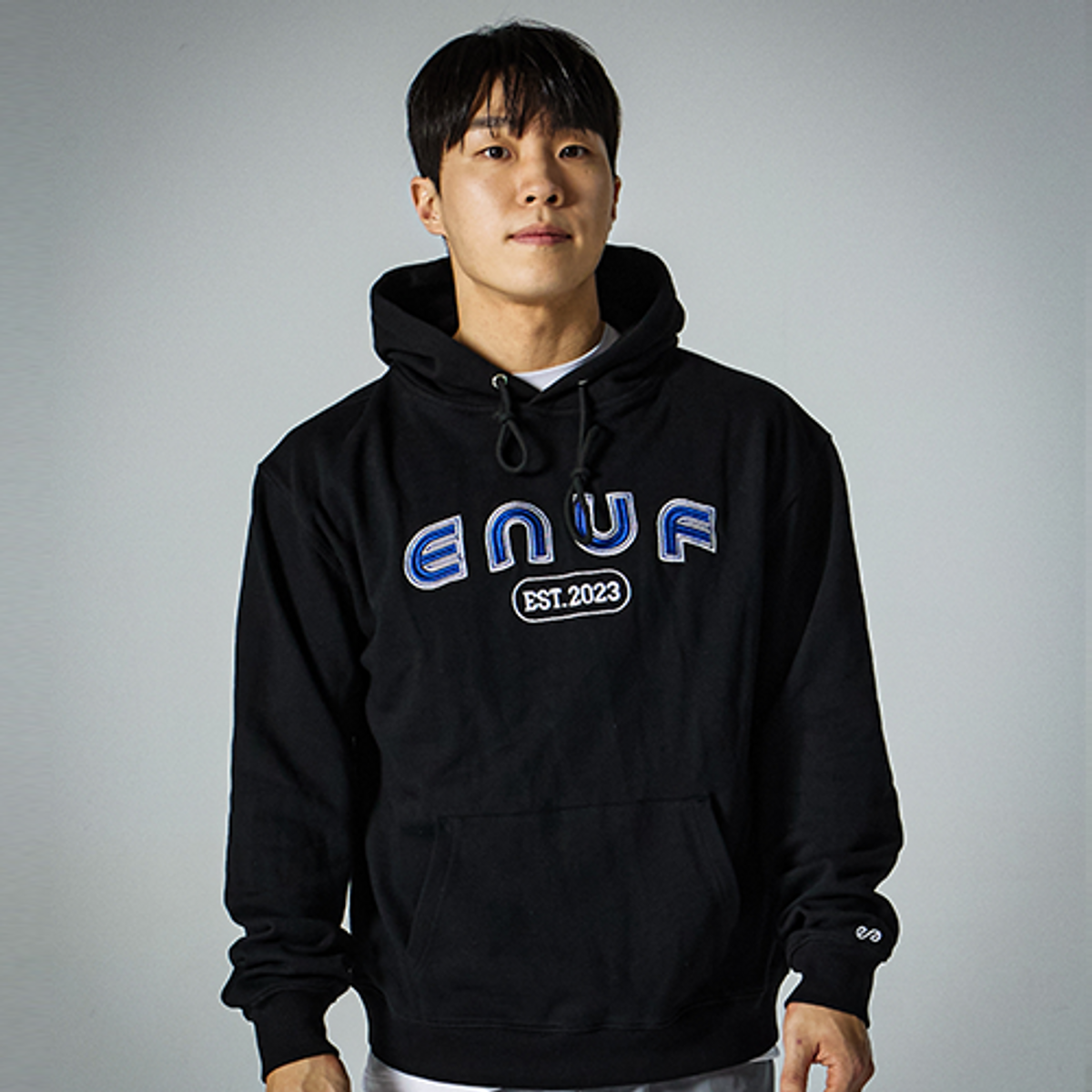 이너프(ENUF) 남녀공용 레귤러 자수 로고 후드티_Black