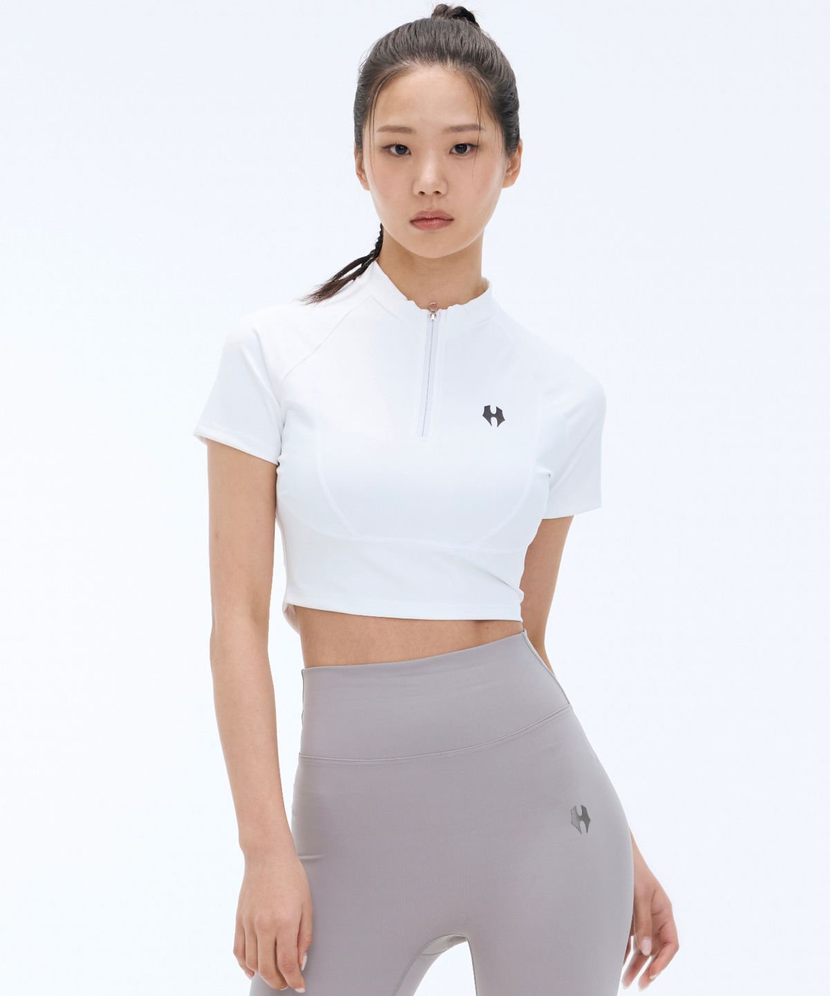 허그본(HUGVONE) 코어 크롭 하프집업 숏슬리브 2컬러