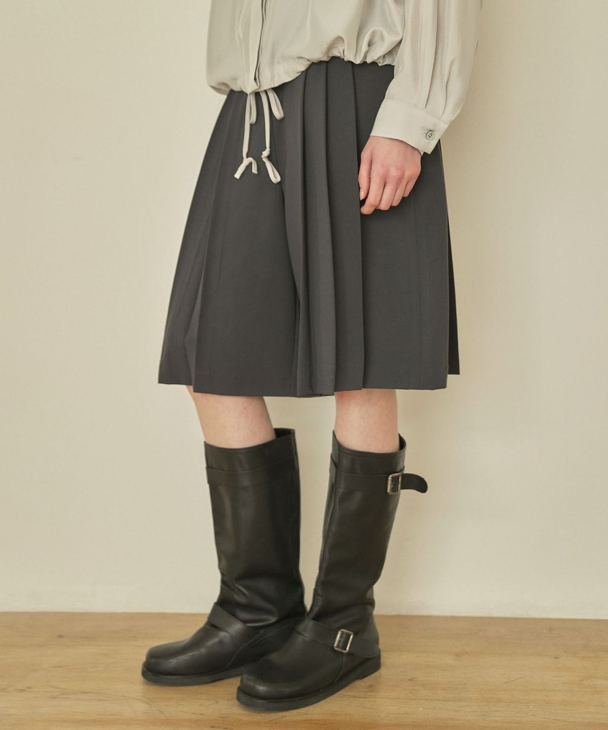 아우로(OURO) PLEATS BERMUDA PANTS  [ CHARCOAL ]