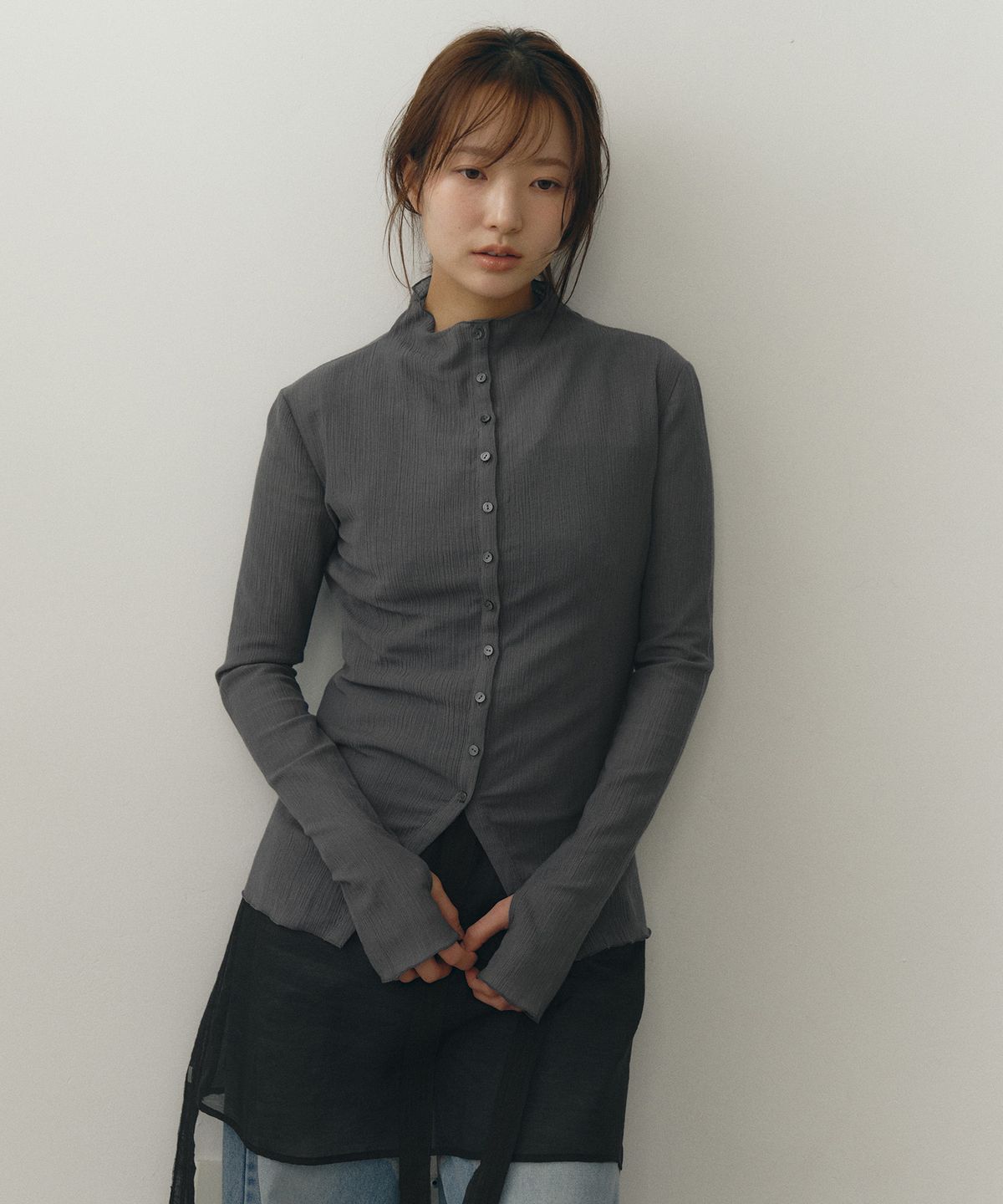 로우타이드(LOW TIDE) PLEATS HALF NECK BUTTON TOP [CHARCOAL]