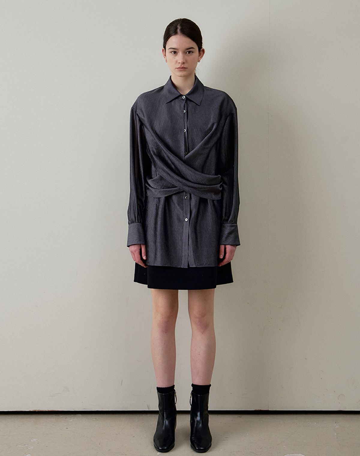 지에마르(GIEMAR) X BLOUSE CHARCOAL 엑스 블라우스 차콜