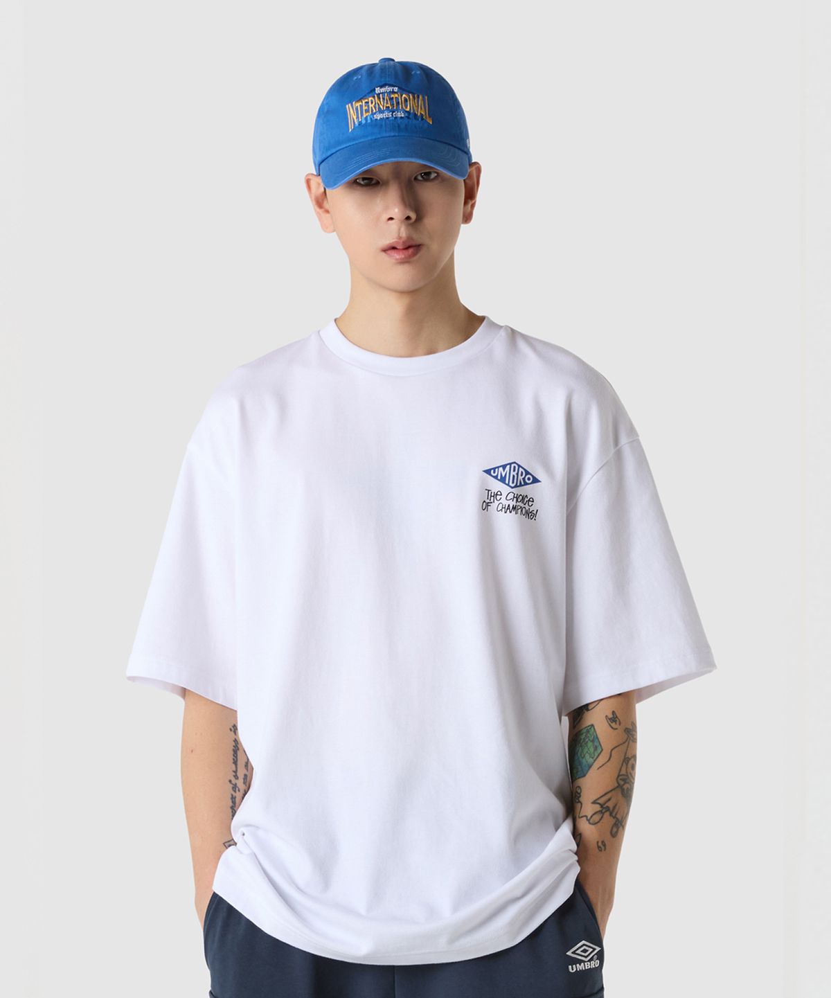 엄브로(UMBRO) 아카이브 트로피 반팔 티셔츠 화이트(UQ221CRS46)