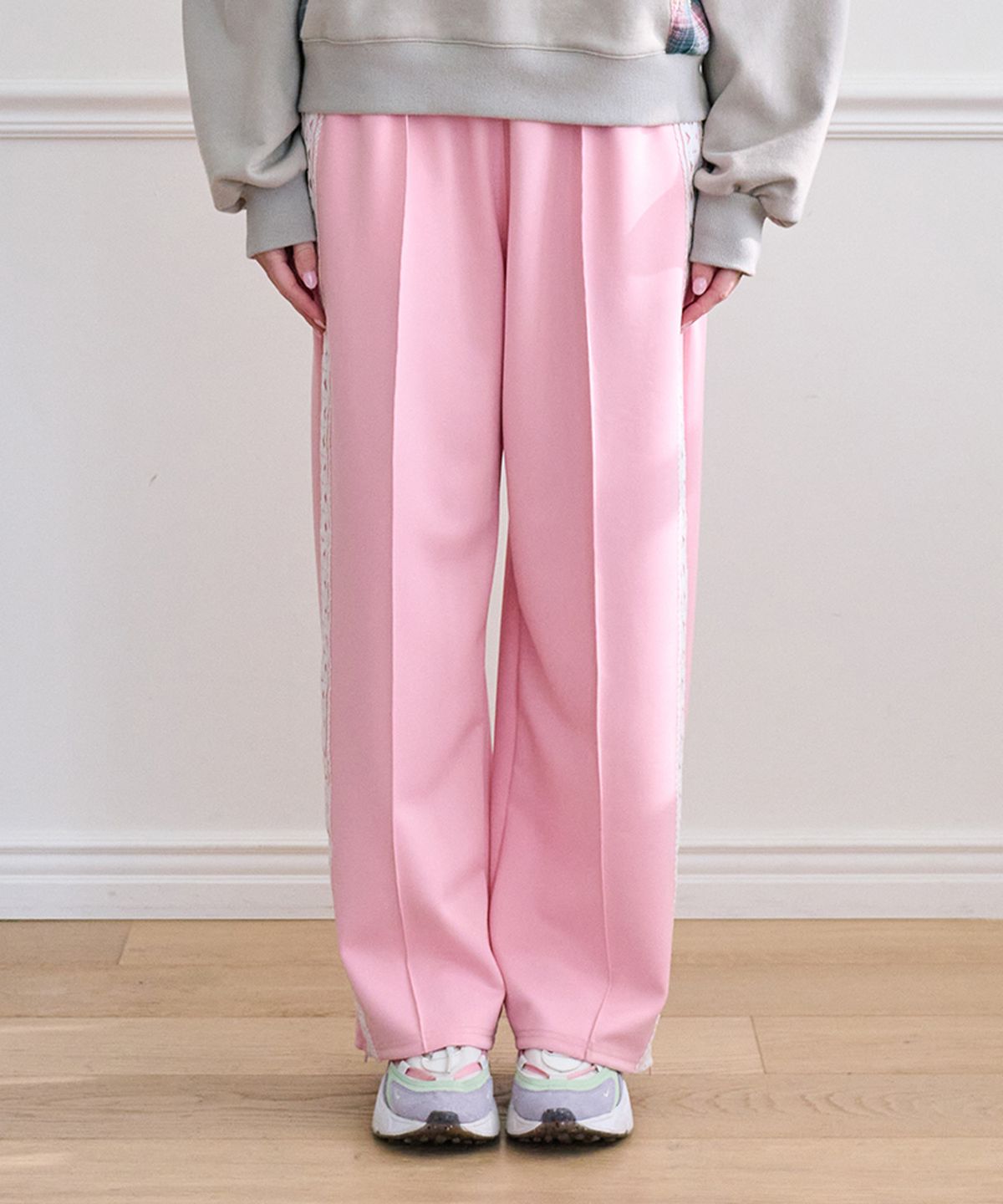 매드핑크(MADPINK) LACE POINT TRACK PANTS PINK