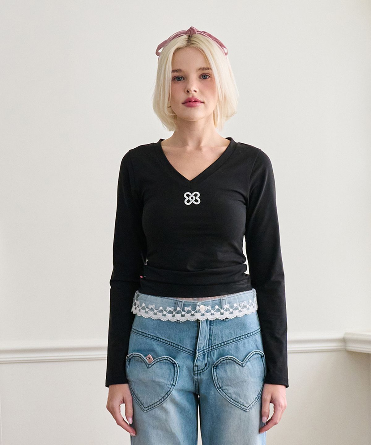 매드핑크(MADPINK) LACE V-NECK LONG SLEEVED T BLACK