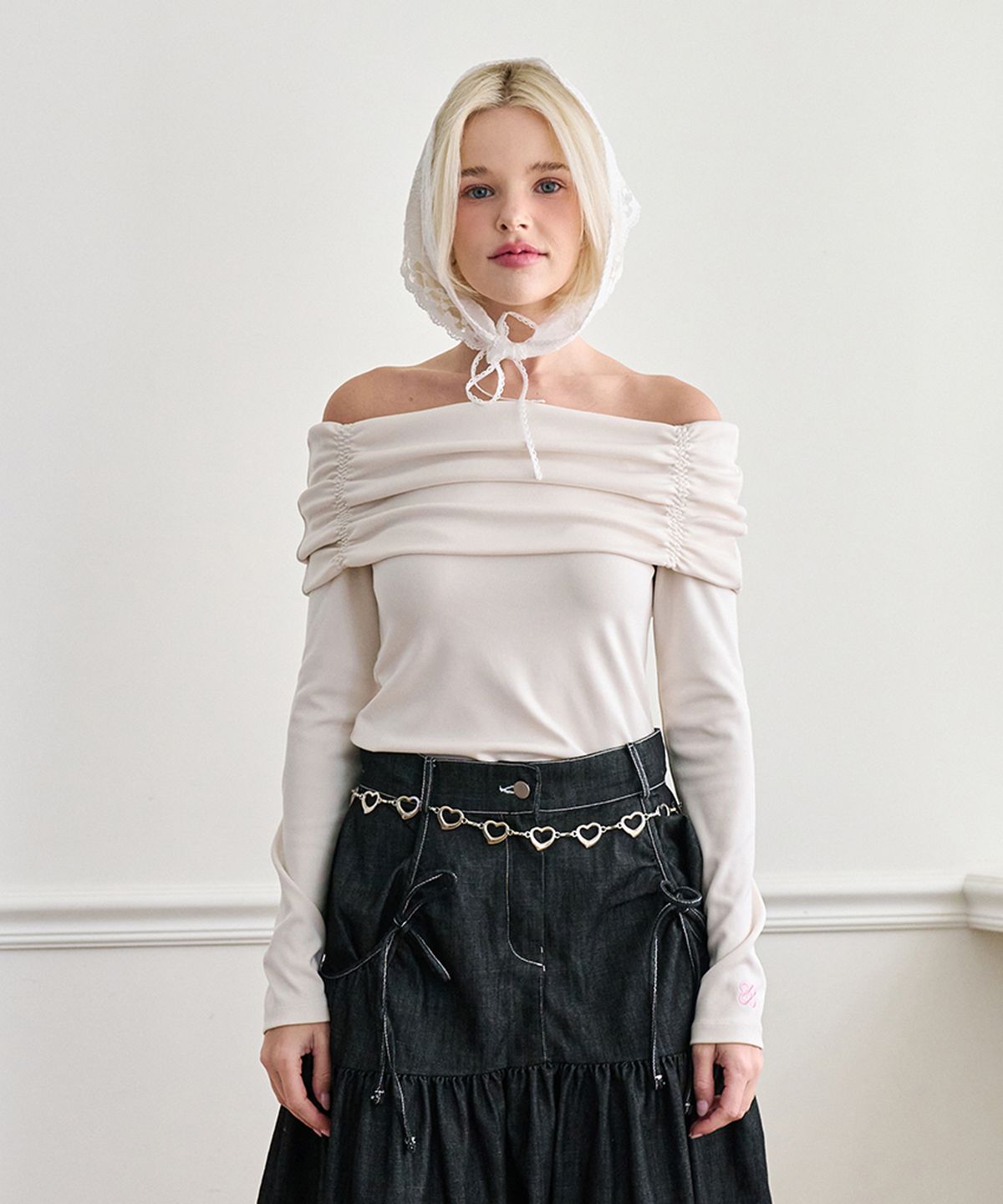 매드핑크(MADPINK) SHIRRING OFF-SHOULDER T-SHIRT IVORY