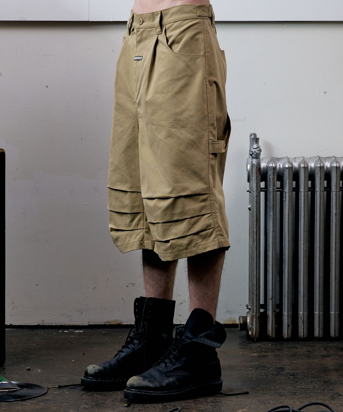 더바이닐하우스(THEVINYLHOUSE) THREE-QUARTER DART PANTS BEIGE