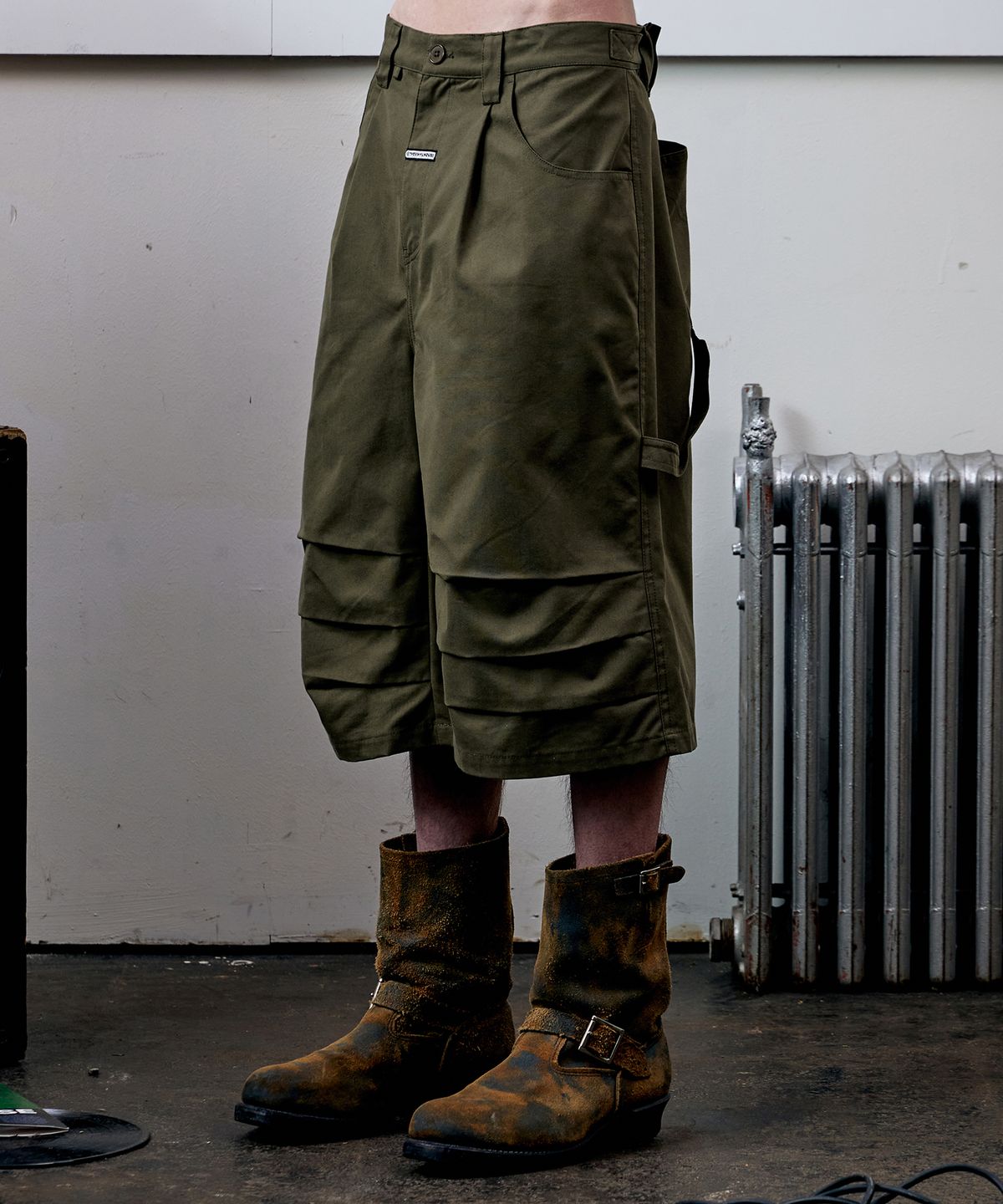 더바이닐하우스(THEVINYLHOUSE) THREE-QUARTER DART PANTS KHAKI