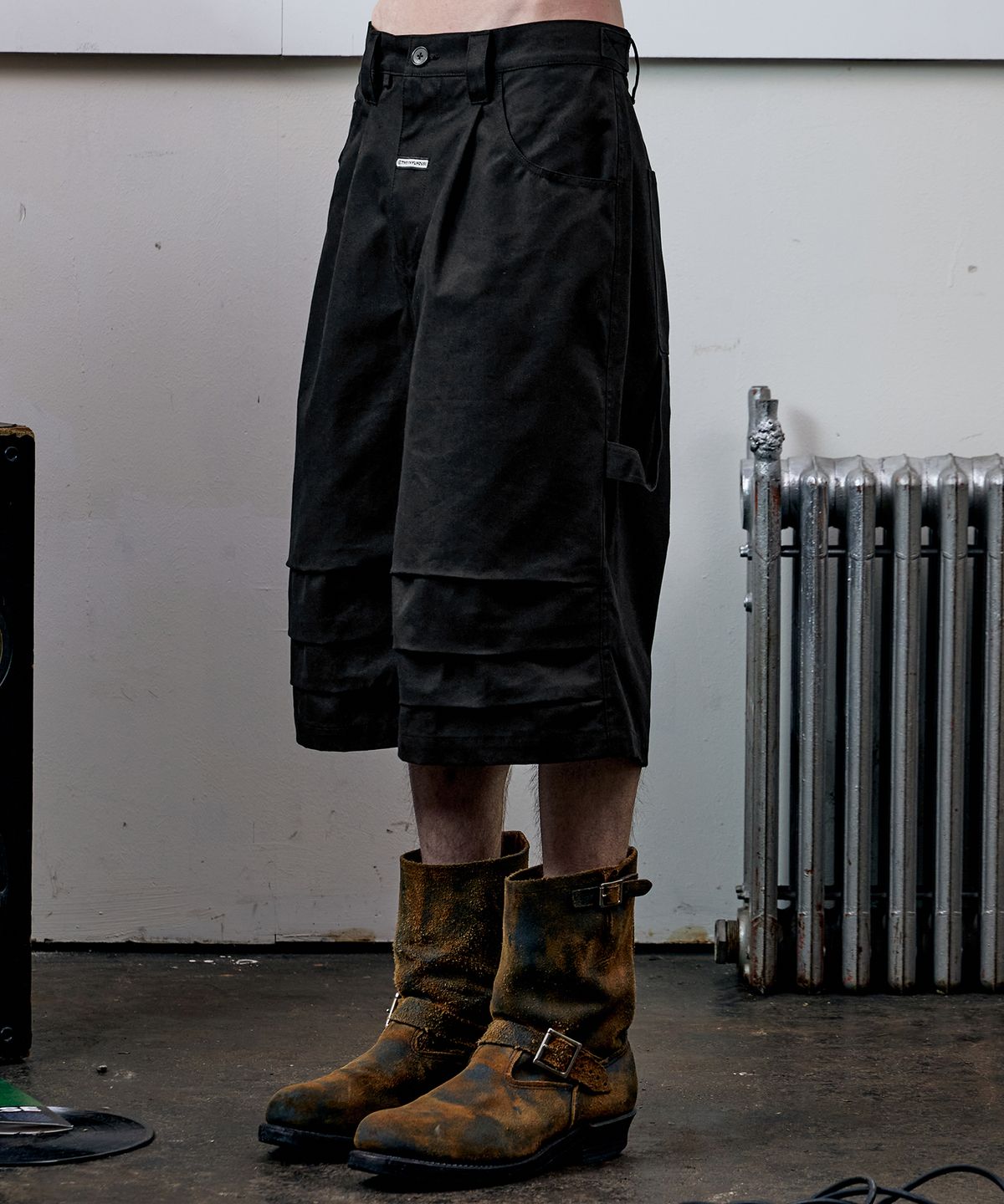 더바이닐하우스(THEVINYLHOUSE) THREE-QUARTER DART PANTS BLACK