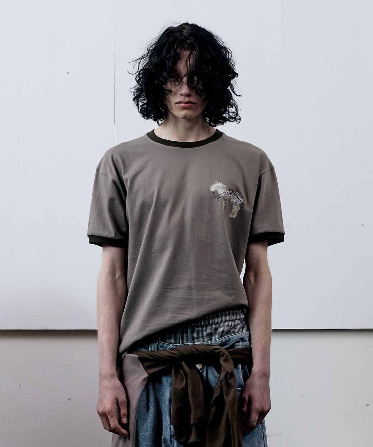 더바이닐하우스(THEVINYLHOUSE) HORSE STICKER TEE MOCHA
