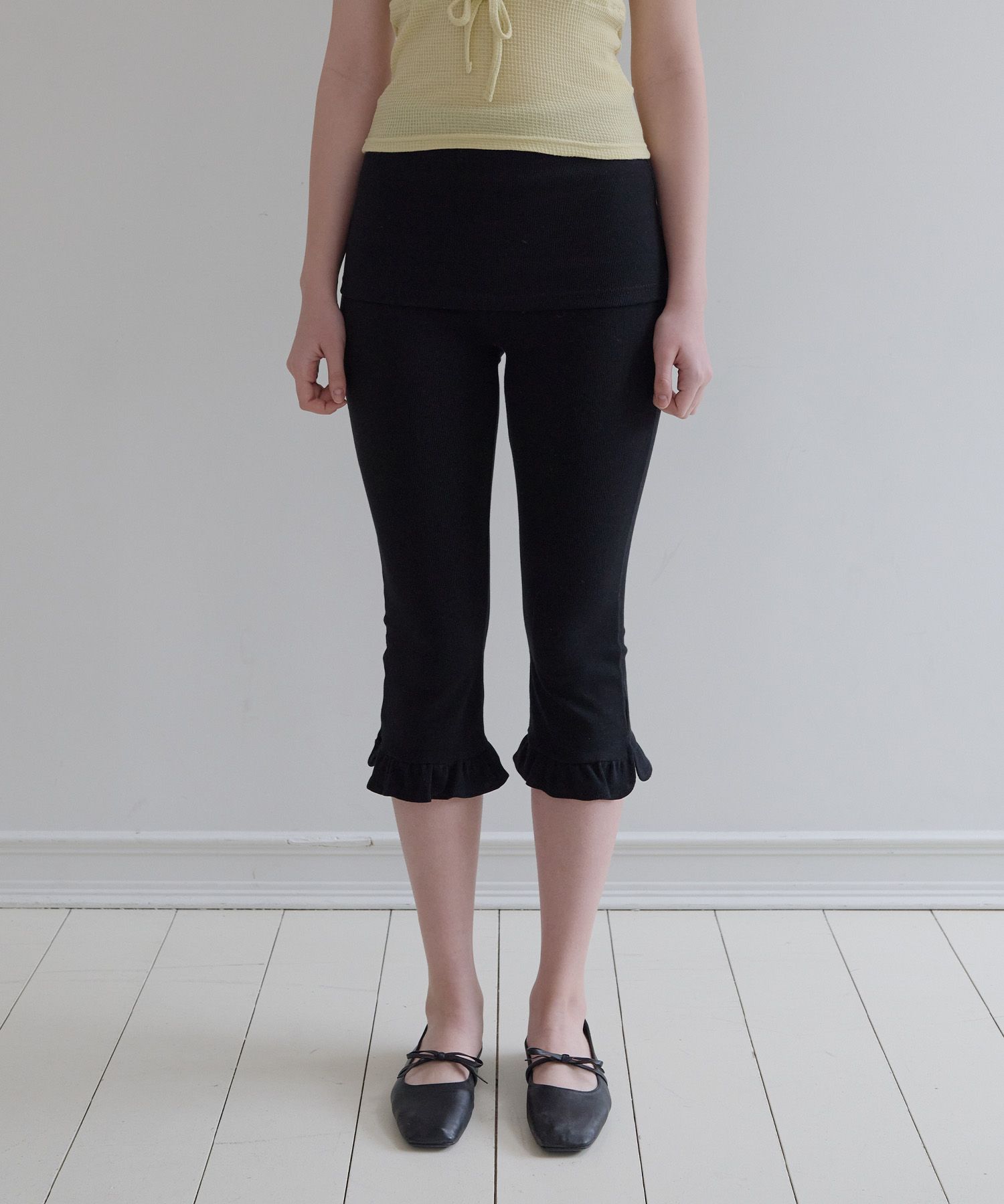 【FUNFROMFUN】Frill Hem Capri ★韓国人気★ 追跡付 MUSINSA公式 | FUNFROMFUN Frill Hem Capri (Black)
