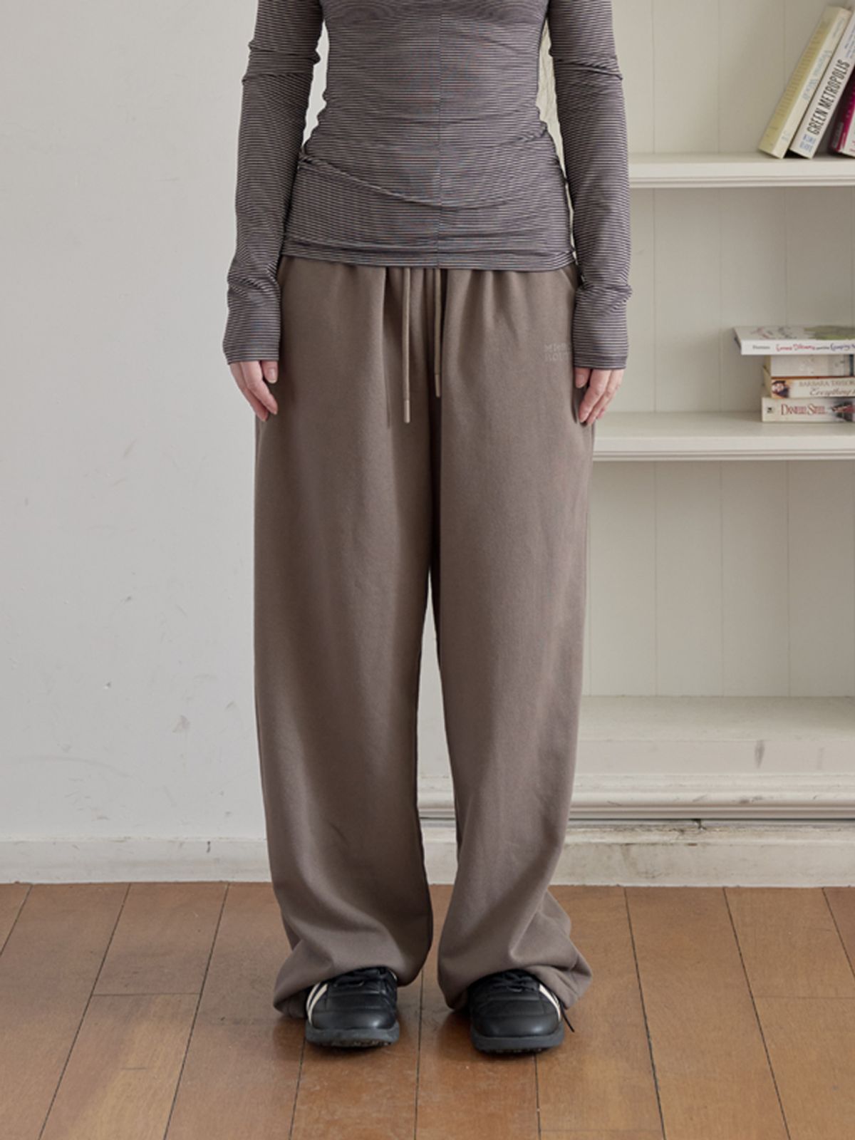 미에르꼴레스(MIERCOLES) MIERCOLES LOGO SWEAT PANTS [mocha]