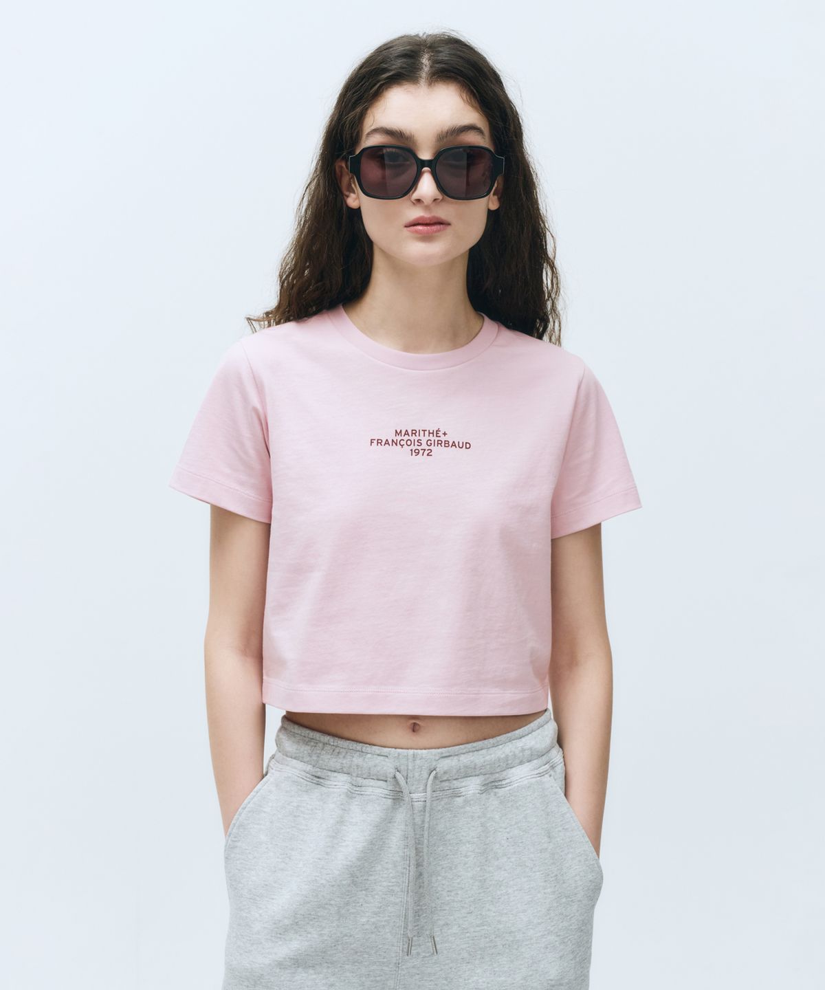 마리떼 프랑소와 저버(MARITHÉ + FRANҪOIS GIRBAUD) W LETTERING CROP TEE gray pink