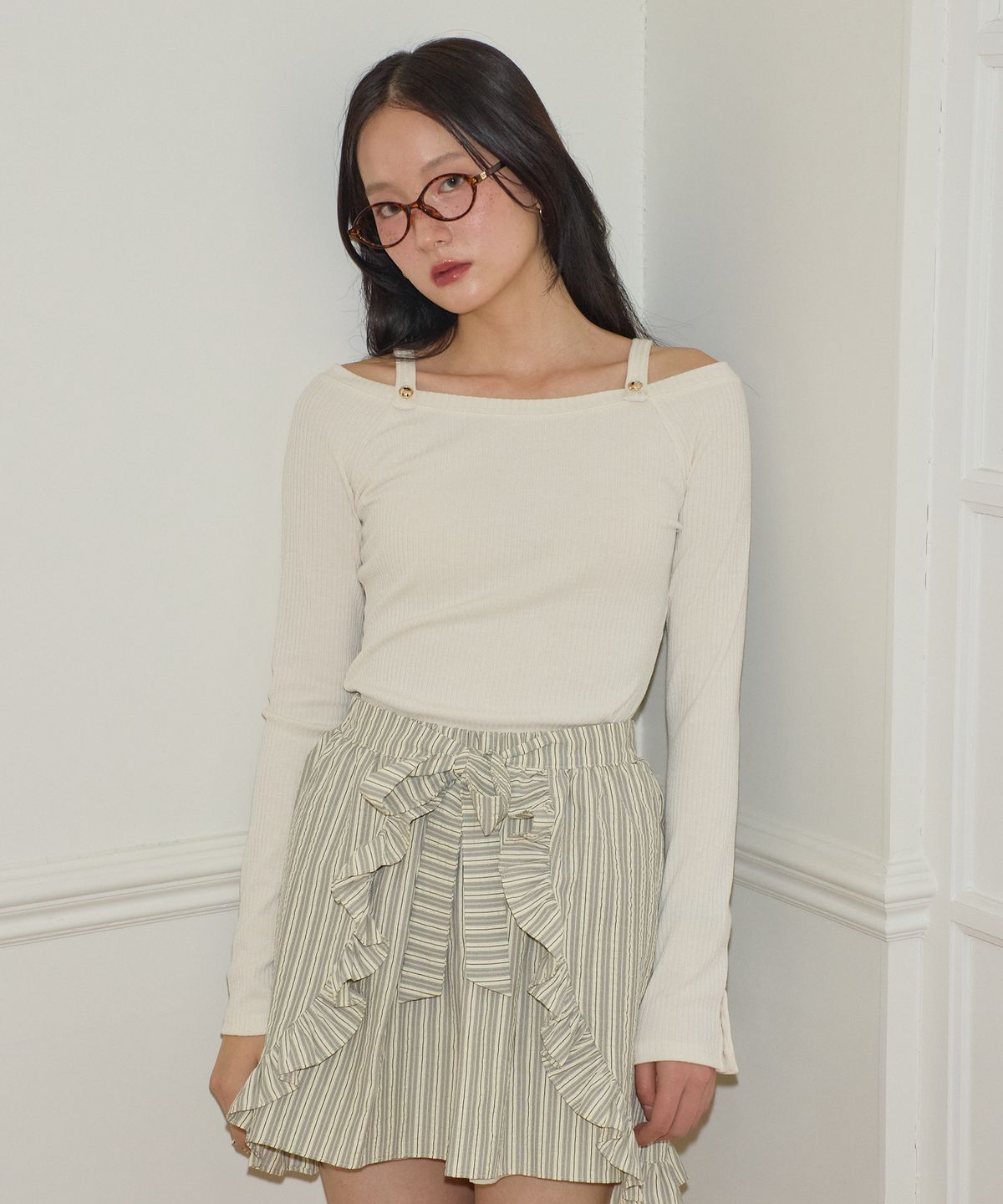 살롱 드 욘(SALON DE YOHN) Button Point Strap Off Shoulder T_ Ivory