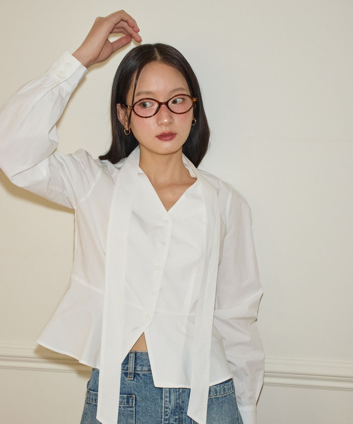 살롱 드 욘(SALON DE YOHN) V-neck Tie Cotton Blouse_ White