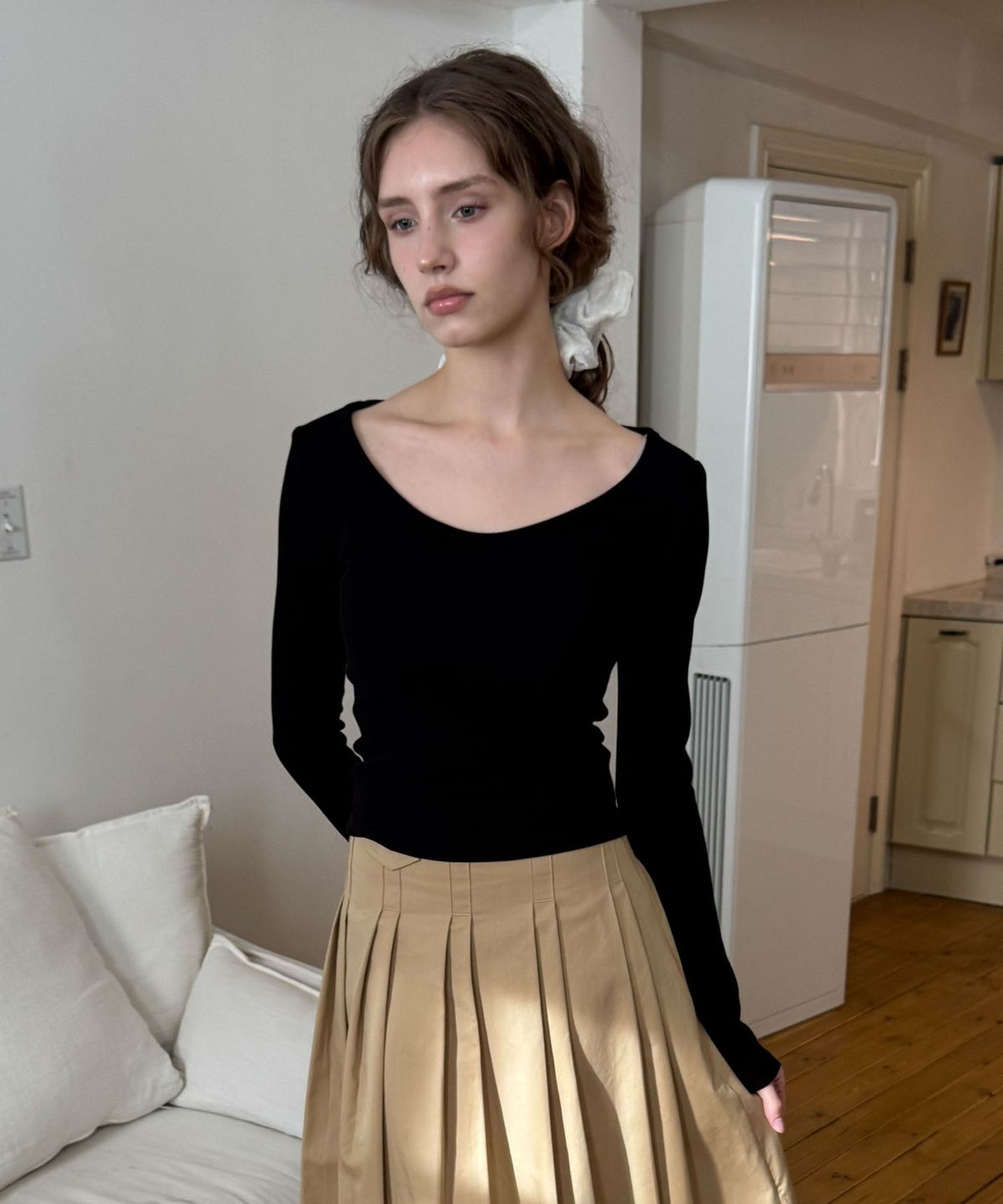딜라이디(DELIDI) Petal neck T-shirt (black)