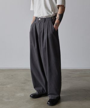 [데일리룸 × 후브스] 가먼트 워시드 투턱 팬츠[차콜]