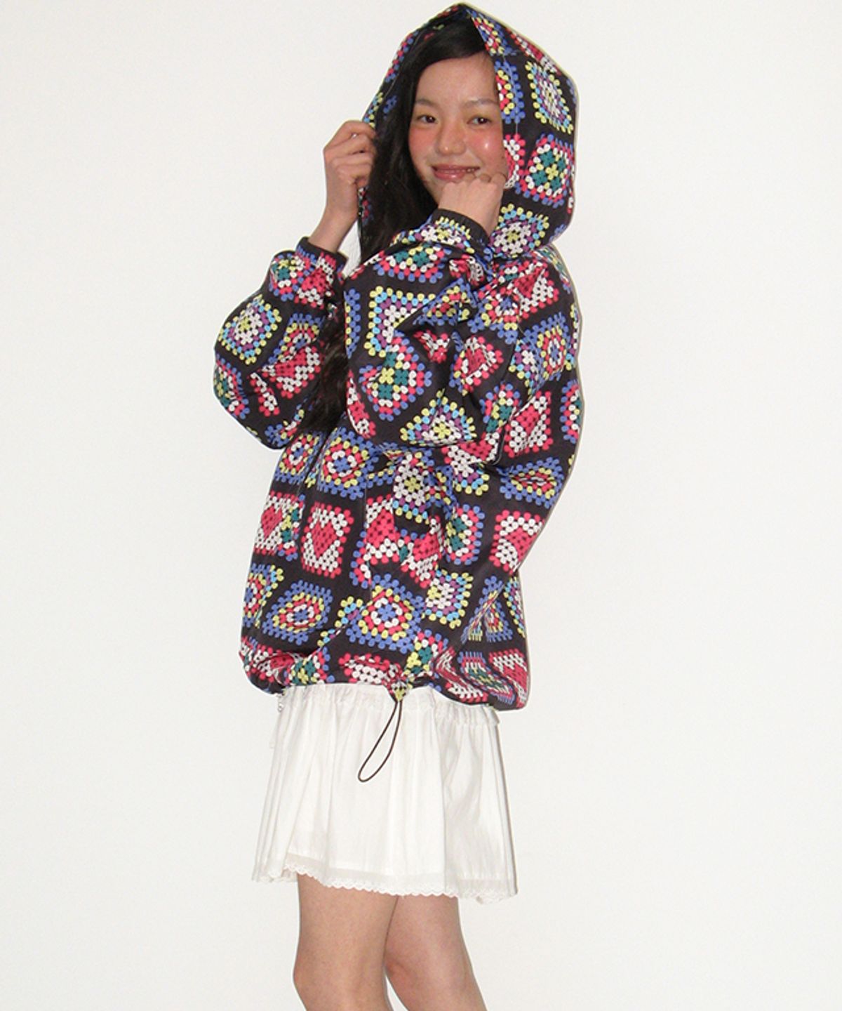 론론(RONRON) HEART CROCHET PATTERN HOODED WINDBREAKER JUMPER BLACK