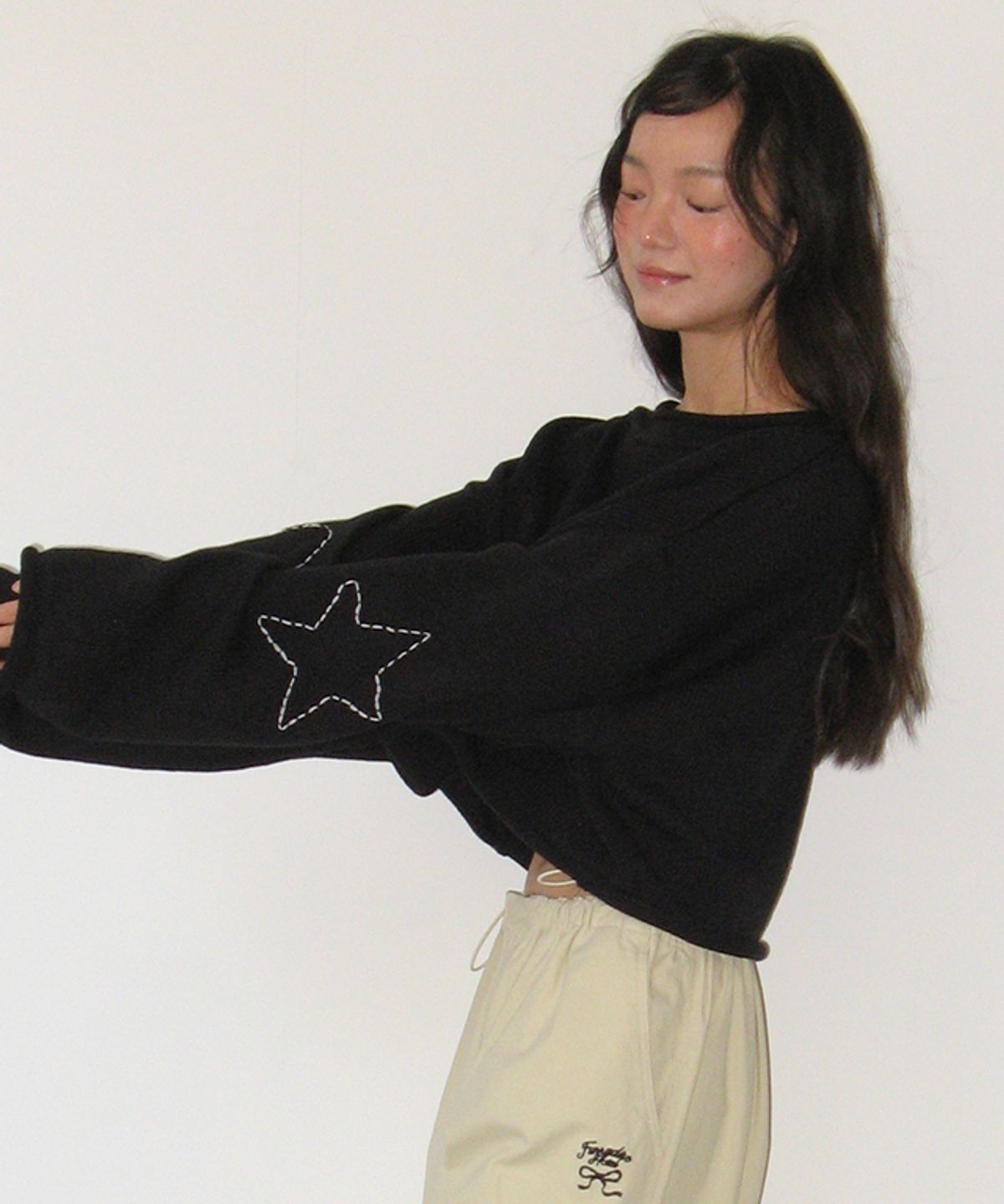 론론(RONRON) HEART STAR HAND STITCH OVERFIT CROP KNIT BLACK