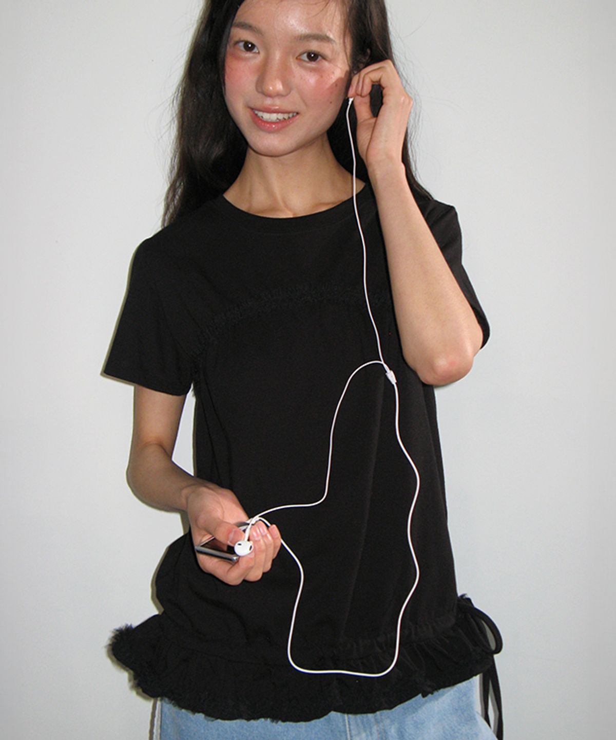 론론(RONRON) FRILL SHIRRING SHORT SLEEVE T SHIRT BLACK