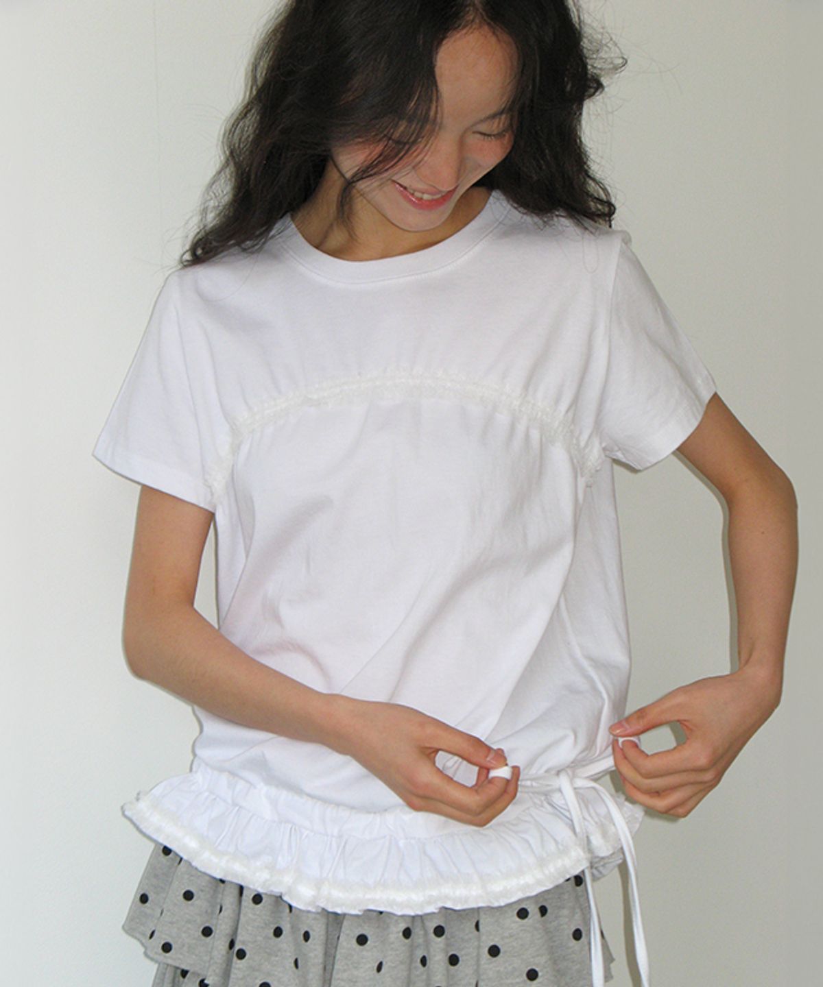 론론(RONRON) FRILL SHIRRING SHORT SLEEVE T SHIRT WHITE
