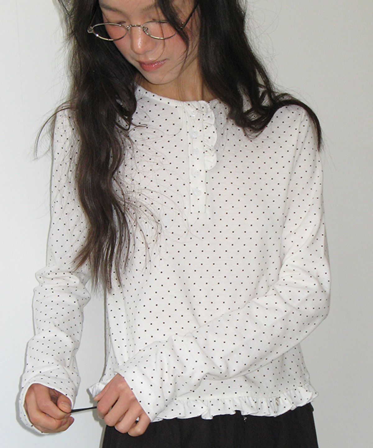 론론(RONRON) DOT RUFFLE LONG SLEEVE T SHIRT WHITE
