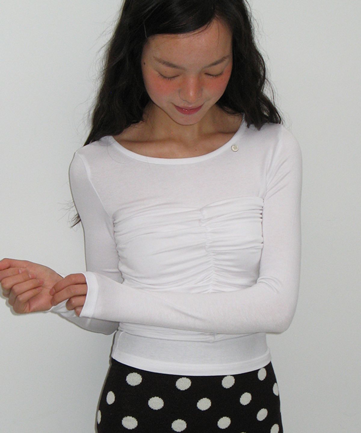 론론(RONRON) SHIRRING BUSTIER LONG SLEEVE T SHIRT WHITE