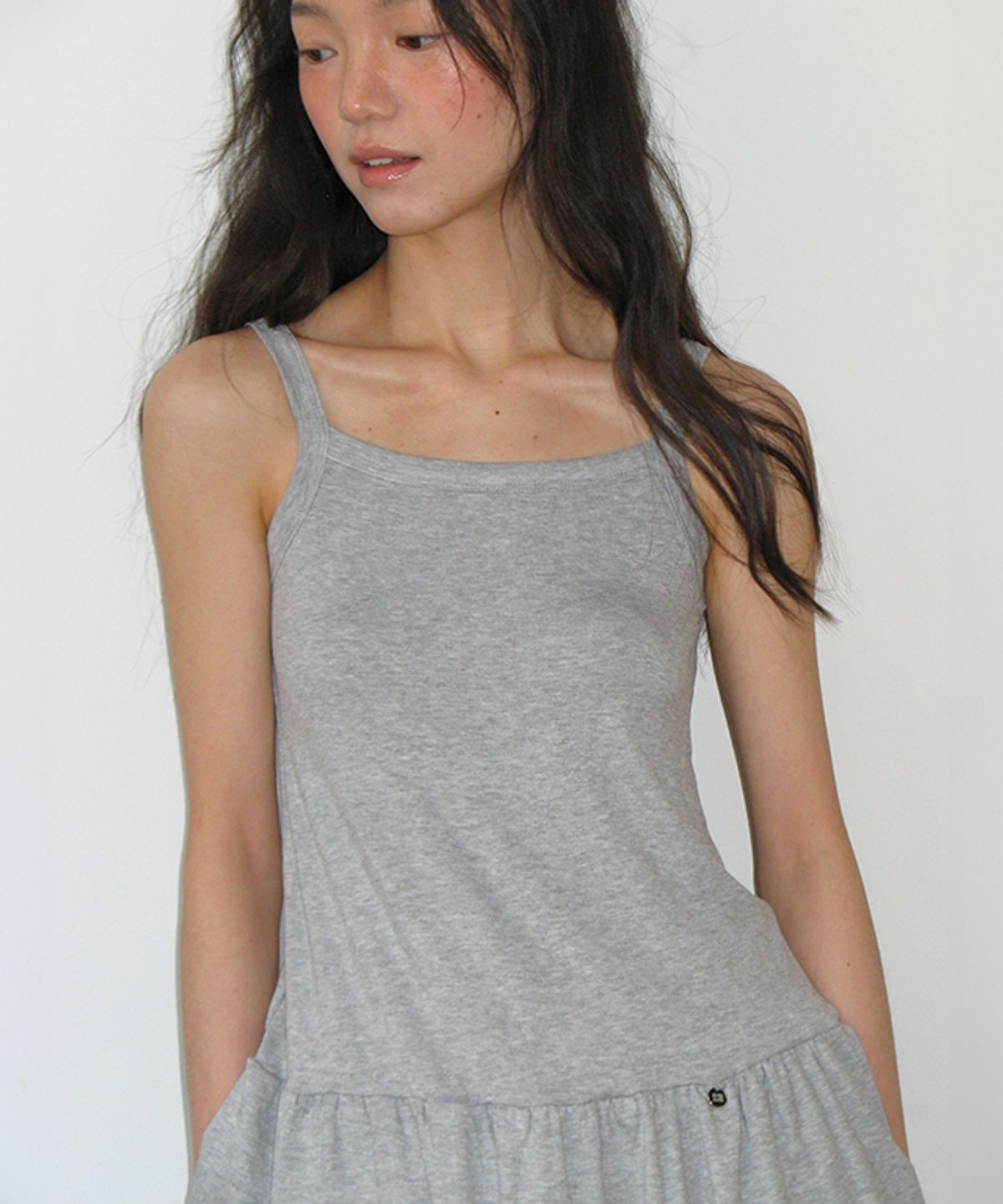 론론(RONRON) PENDANT RUFFLE LAYERED SLIM SLEEVELESS GREY