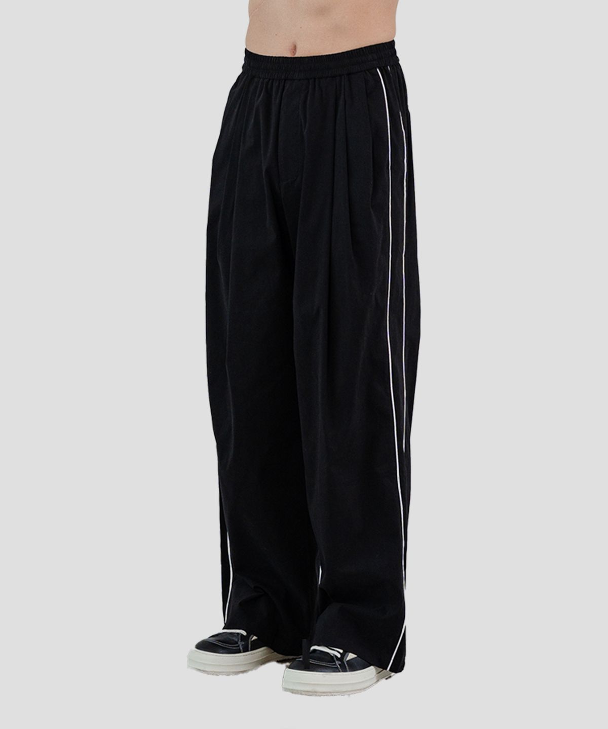 우석(WOOSUK) Piping Pleated Wide Pant (Black)