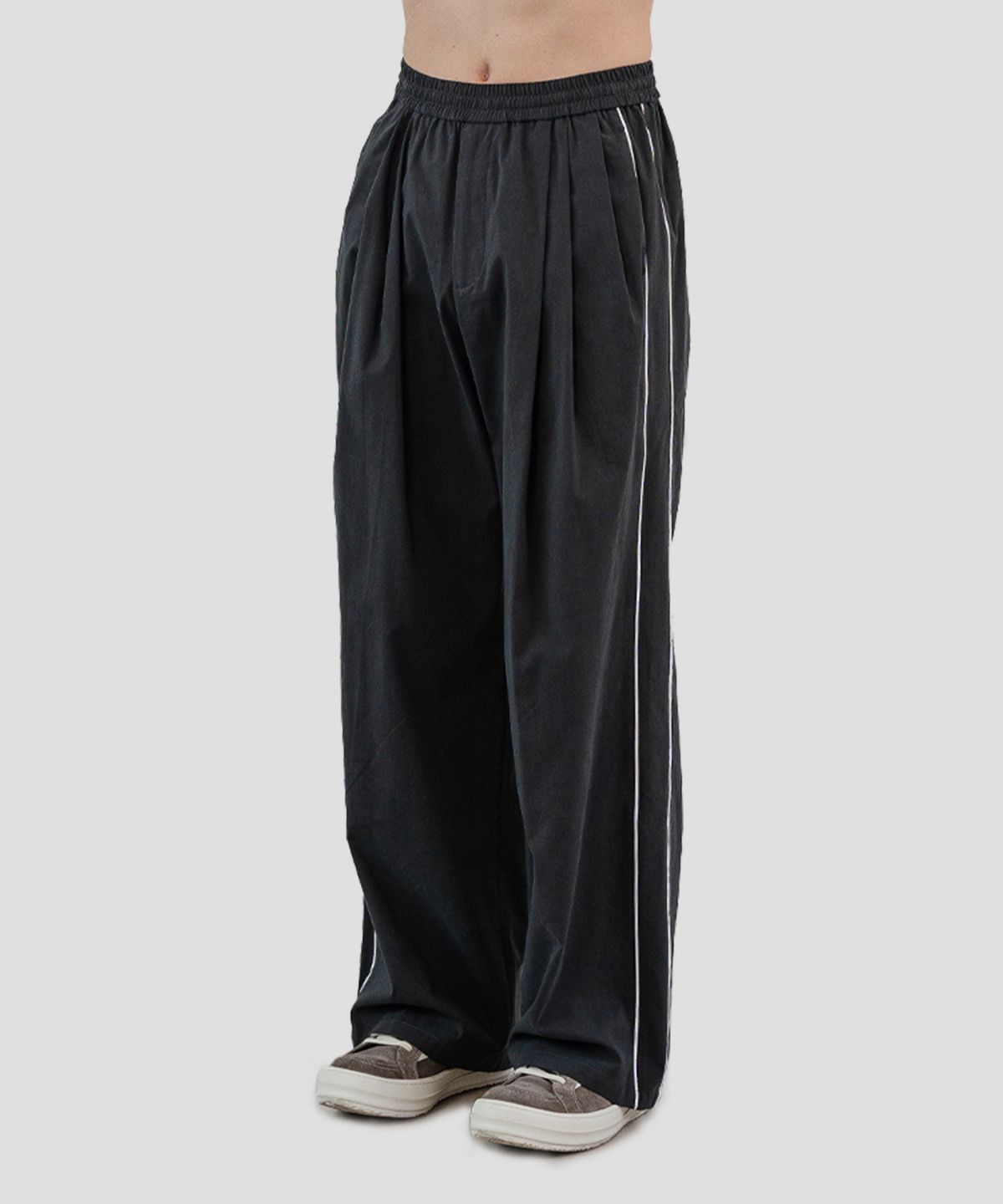 우석(WOOSUK) Piping Pleated Wide Pant (Charcoal)